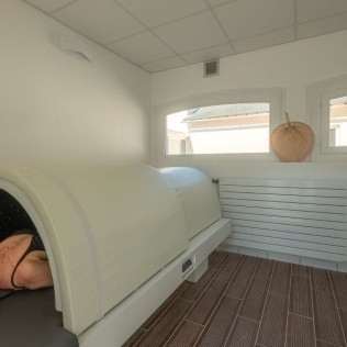 Nuit en amoureux : Séjour en Chambre Supérieure avec accès Spa, Gourmandise et Vin à l'Hôtel Causse Comtal Rodez, The Originals Relais (Gages, Aveyron - 12) 