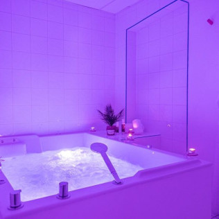 Week-end en amoureux : 2 Nuits en Chambre Supérieure avec Spa, Gourmandise et Vin à l'Hôtel Causse Comtal Rodez, The Originals Relais (Gages, Aveyron - 12) 