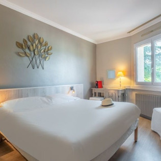 Nuit en amoureux : Séjour en Chambre Supérieure avec accès Spa, Gourmandise et Vin à l'Hôtel Causse Comtal Rodez, The Originals Relais (Gages, Aveyron - 12) 
