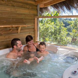 Séjour Insolite : Nuit dans une Cabane dans les arbres avec Dîner et Jacuzzi à l'Hôtel-Restaurant Auberge La Tomette (Vitrac, Cantal - 15) 