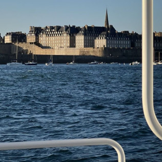 Balade en Mer avec Explications sur l’Histoire de Saint-Malo, Dégustation d'Huîtres et Vin Blanc (Saint-Malo, Ille-et-Vilaine - 35)