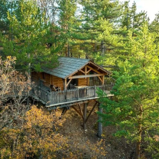 Séjour Insolite : Nuit dans une Cabane avec Petit-déjeuner et Spa Privatif à Alpinest (Serres, Hautes-Alpes - 05)