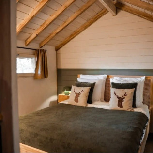 Séjour Insolite : Nuit dans une Cabane avec Petit-déjeuner et Spa Privatif à Alpinest (Serres, Hautes-Alpes - 05)