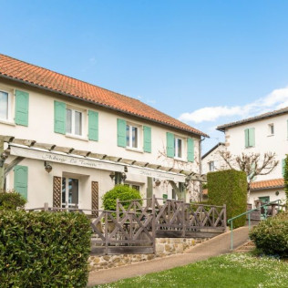 Séjour Insolite : Nuit dans une Cabane dans les arbres avec Dîner et Jacuzzi à l'Hôtel-Restaurant Auberge La Tomette (Vitrac, Cantal - 15) 