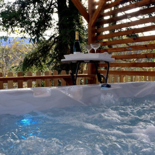 Séjour Insolite : 2 Nuits en Gîte avec Petit-déjeuner et Jacuzzi Privatif dans la Roulotte qui Chuchote (Neuilh, Hautes-Pyrénées- 65)