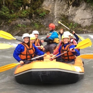 Séjour de 2 nuits avec Petit-déjeuner, Accès Espace Détente et Forfait Ski ou Descente en Rafting au Gîte Chalet Esprit (Morillon, Haute-Savoie - 74)
