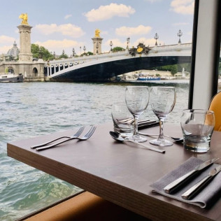 Croisière Restaurant sur la Seine et Hammam avec Massage à l’Huile & Pierres Chaudes pour deux au Saphir Thaï Spa (Paris, Île-de-France- 75)