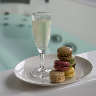Moment Détente au Spa avec Gommage et Mignardises pour deux à l'Hôtel le Bout du Monde (Saint-Georges, Cantal - 15)