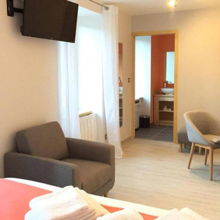 Séjour Relaxant en Suite Balnéo avec Spa à l'Hôtel le Bout du Monde (Saint-Georges, Cantal - 15)