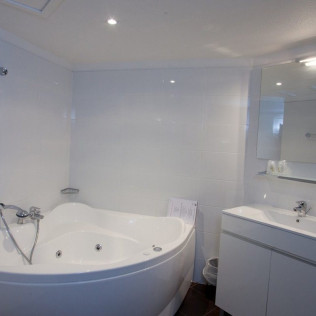 Baptême de Plongée avec Photos et Séjour avec Spa, Hammam et Sauna à l'Hôtel Les Dômes (Saint-Cyprien, Pyrénées-Orientales - 66)