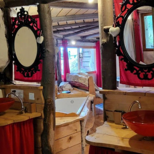 Séjour Insolite : Nuit dans La Cachette de Bilbo avec Massage Californien ou Ayurvédique (Fère-en-Tardenois, Aisne - 02)