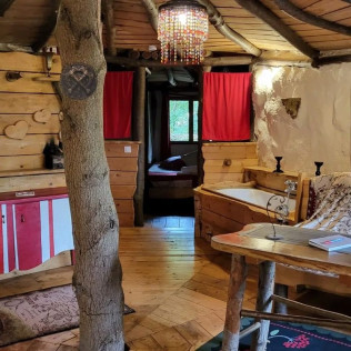 Séjour Insolite : Nuit dans La Cachette de Bilbo avec Massage Californien ou Ayurvédique (Fère-en-Tardenois, Aisne - 02)