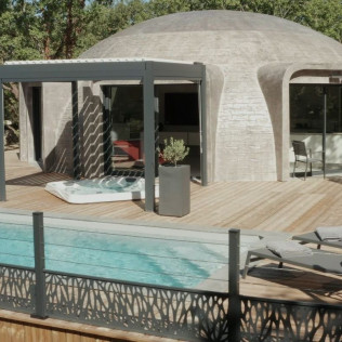 Séjour en Logement Insolite : Nuit dans un Dôme avec Repas, Accès Spa Privé et Piscine Chauffée (Chartrier-Ferrière, Corrèze - 19)