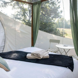 Séjour en Logement Insolite : Nuit dans une Bulle avec Petit-déjeuner et Spa Privatif au domaine Cœur de Bull (Cahuzac-sur-Vère, Tarn - 81)