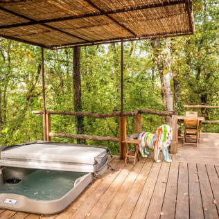 Séjour en Logement Insolite : Nuit dans une Bulle avec Petit-déjeuner et Spa Privatif au domaine Cœur de Bull (Cahuzac-sur-Vère, Tarn - 81)