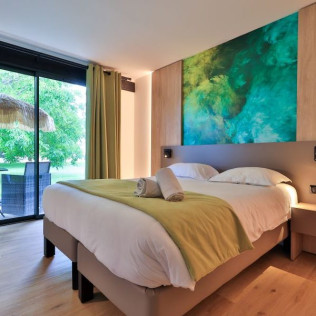 Hôtel Déjeunez Sous l'Arbre : Chambre Premium avec Spa pour deux (Rousset, Bouches-du-Rhône - 13)
