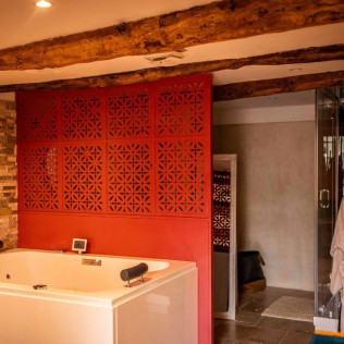 Séjour en Logement Insolite : Nuit en Love Room avec Petit-déjeuner et Spa Privatif au domaine Cœur de Bull (Cahuzac-sur-Vère, Occitanie - 81)