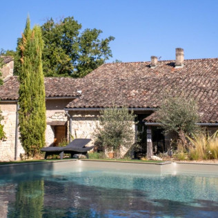 Séjour en Logement Insolite : Nuit en Love Room avec Petit-déjeuner et Spa Privatif au domaine Cœur de Bull (Cahuzac-sur-Vère, Occitanie - 81)