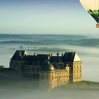 Vol en Montgolfière au-dessus du Château de Hautefort (Hautefort, Dordogne - 24)