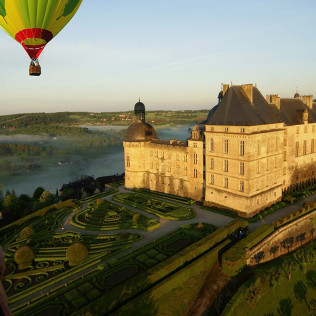 Vol en Montgolfière au-dessus du Château de Hautefort (Hautefort, Dordogne - 24)