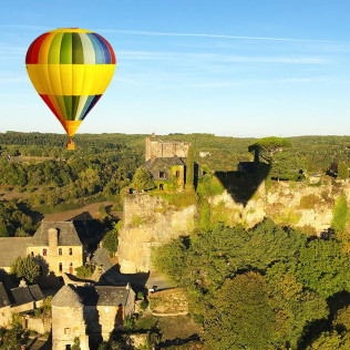 Vol en Montgolfière au-dessus du Château de Hautefort (Hautefort, Dordogne - 24)