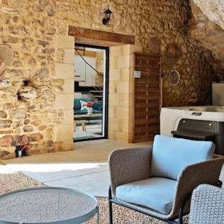 Séjour Insolite : Nuit dans une Ancienne Grange avec Spa Privatif à MilhaRoc (Milhac, Lot - 46)