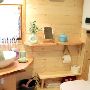 Séjour Insolite : Nuit avec Petit-déjeuner et Jacuzzi Privatif dans la Roulotte qui Chuchote (Neuilh, Occitanie - 65)