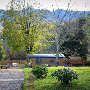 Séjour Insolite : Nuit avec Petit-déjeuner et Jacuzzi Privatif dans la Roulotte qui Chuchote (Neuilh, Occitanie - 65)