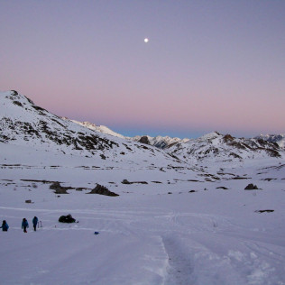 Escapade dans la Neige avec Dîner, Motoneige, Raquettes et Construction d'igloos (Huesca, Espagne)
