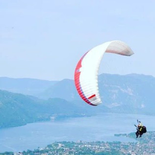 Vol en Parapente au-dessus du Lac du Bourget (Savoie - 73)