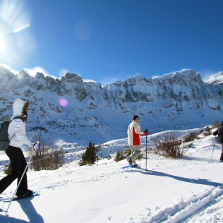 Escapade dans la Neige avec Dîner, Motoneige, Raquettes et Construction d'igloos (Huesca, Espagne)
