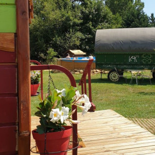 Nuit dans la Roulotte Bohème avec Petit Déjeuner à La Maison du Bonheur (Anlhiac, Dordogne - 24)