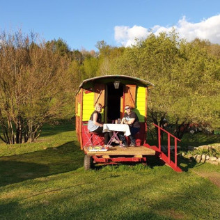 Nuit Insolite dans une Roulotte Bohème avec Dîner et Sauna et hammam privatif à la Maison du Bonheur (Anlhiac, Dordogne - 24)