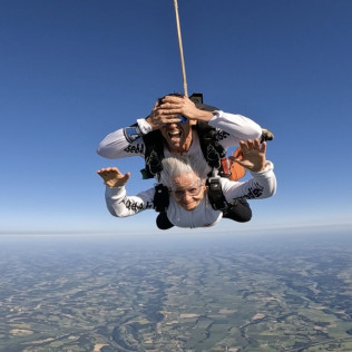 Formule VIP Saut en Tandem avec Photos, Vidéos et Caméra Embarquée (Lasclaveries, Pyrénées-Atlantiques - 64)