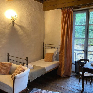 Séjour en Suite “Le Lieu Secret” avec Petit-Déjeuner au Château de Montanges (Montanges, Ain - 01)