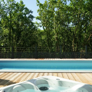Séjour en Logement Insolite : Nuit dans un Dôme avec Champagne, Accès Spa Privé et Piscine Chauffée (Chartrier-Ferrière, Corrèze - 19)