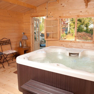 Séjour en Chalet “Galahad” avec Petit-déjeuner, Dîner et Accès au Spa au Manoir Desnachez (Taupont, Morbihan - 56)