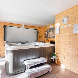 Séjour en Chambre d'Hôtes avec Petit Déjeuner, Spa Privatif, Champagne et Amuse-Bouches à la Bulle d'Eden (Bayonne, Nouvelle-Aquitaine - 64)