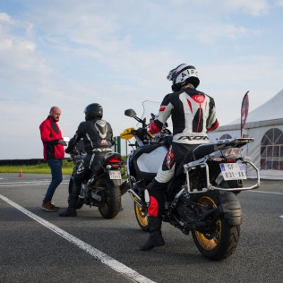 Journée Stage de Pilotage Moto pour Novices sur le Circuit Fontenay-le-Comte (Vendée - 85)