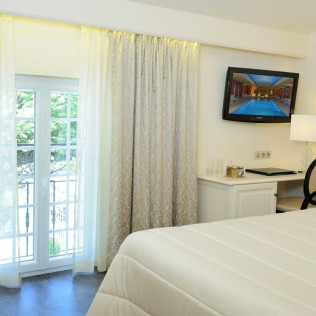 Séjour en Chambre Maison Classique avec Menu et Spa à l’Auberge de Cassagne 5* (Le Pontet, Vaucluse - 84)