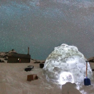 Escapade dans la Neige avec Dîner, Motoneige, Raquettes et Construction d'igloos (Huesca, Espagne)