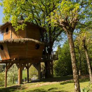 Séjour Insolite : Nuit dans une Cabane dans les arbres avec Dîner et Jacuzzi à l'Hôtel-Restaurant Auberge La Tomette (Vitrac, Cantal - 15) 
