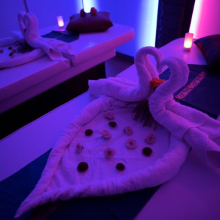 Croisière Restaurant sur la Seine et Hammam avec Massage à l’Huile & Pierres Chaudes pour deux au Saphir Thaï Spa (Paris, Île-de-France- 75)