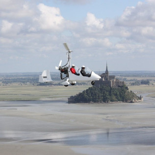 Vol sur le Mont Saint-Michel, sa Baie et les Falaises de Champeaux en Autogire (Le Val-Saint-Père, Manche - 50)
