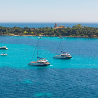 Sortie en Catamaran d’une Journée avec Repas (Var / Bouches-du-Rhône / Alpes-Maritimes)