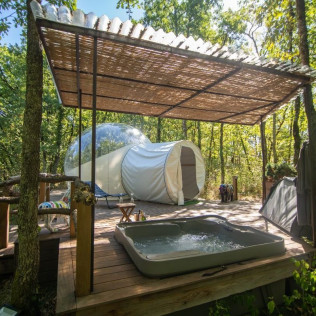 Séjour en Logement Insolite : Nuit dans une Bulle avec Petit-déjeuner et Spa Privatif au domaine Cœur de Bull (Cahuzac-sur-Vère, Tarn - 81)