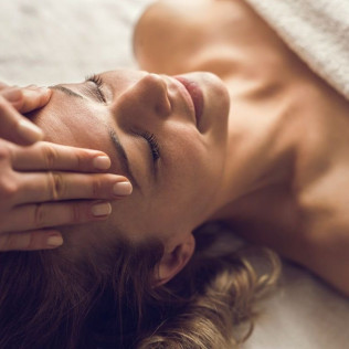 Soin Signature “Soleil Doux” avec Nettoyage Profond, Gommage et Massage du Visage et Décolleté au Spa Relax-Mood (Lyon, Rhône - 69)