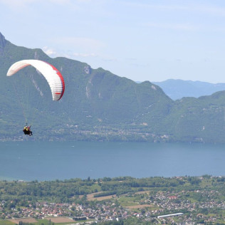 Vol en Parapente au-dessus du Lac du Bourget (Savoie - 73)
