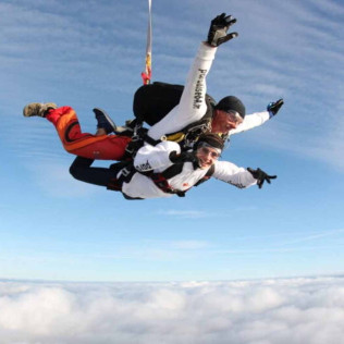Formule VIP Saut en Tandem avec Photos, Vidéos et Caméra Embarquée (Lasclaveries, Pyrénées-Atlantiques - 64)