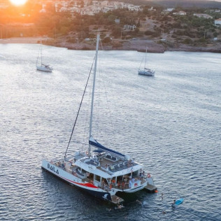 Sortie en Catamaran en Soirée “La Sunset Guinguette” (Hyères/ Marseille/ Saint-Raphaël/ Villeneuve-Loubet)